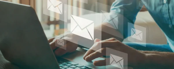 Gestionnaire de recouvrement consultant une notification d'envoi recommandé électronique sur tablette dans son bureau professionnel